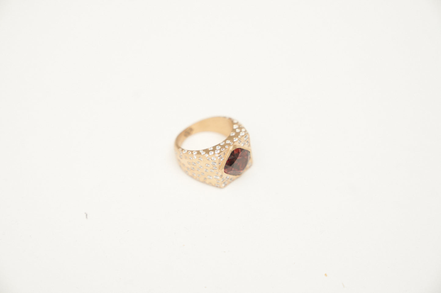 Yellow Gold Ring Size 8, 18ct gold with vvs/vs diamond,