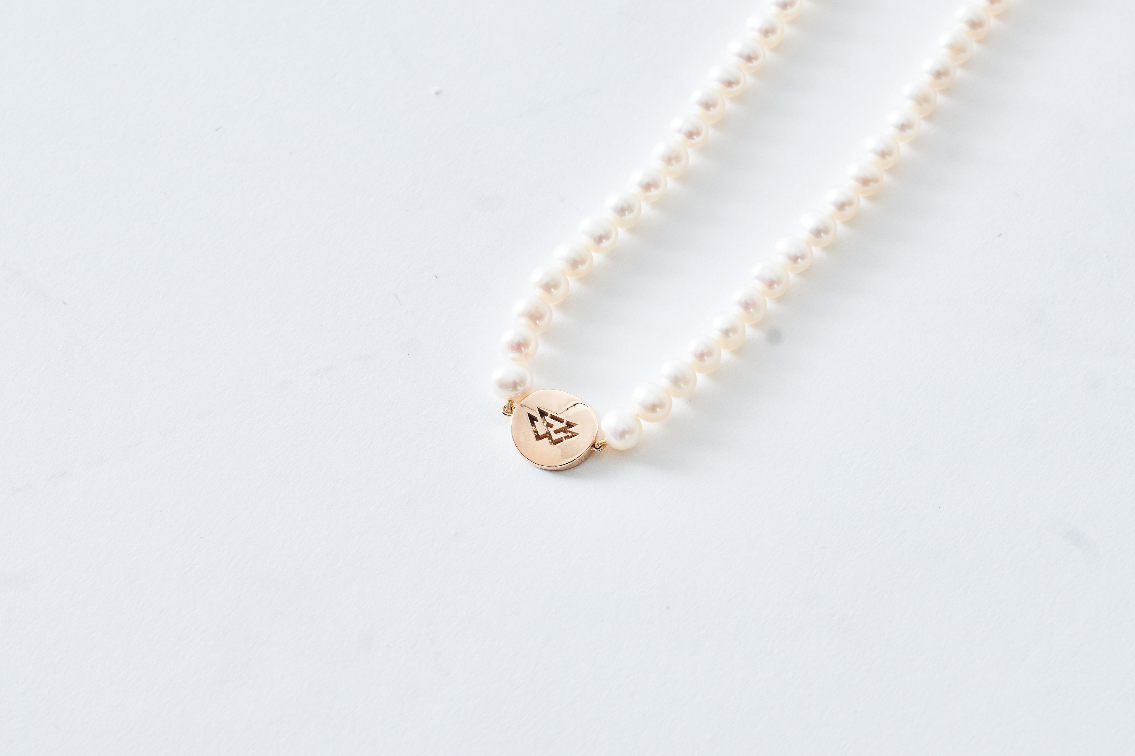 GOLDEN HOUR MOTHER PEARL NECKLACE